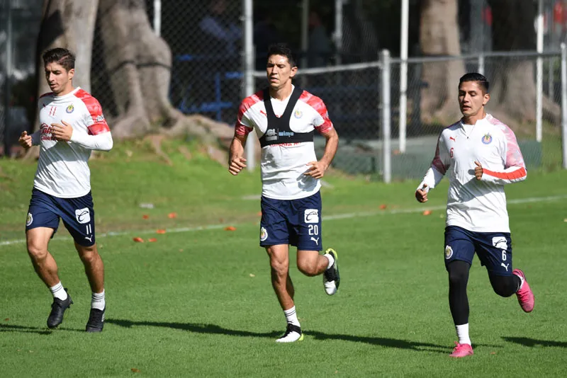 Jugadores de Chivas en un entrenamiento