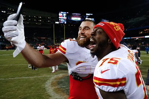 AP Travis Kelce y Cameron Erving al final del partido