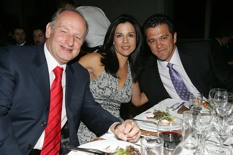 RÉCORD Jimmy Goldsmith, dueño de Loros de Colima, junto a Carlos Hermosillo