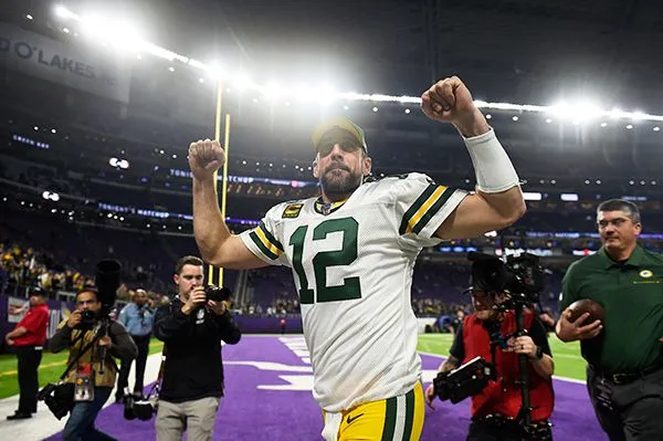 Aaron Rodgers festeja la victoria contra Vikings