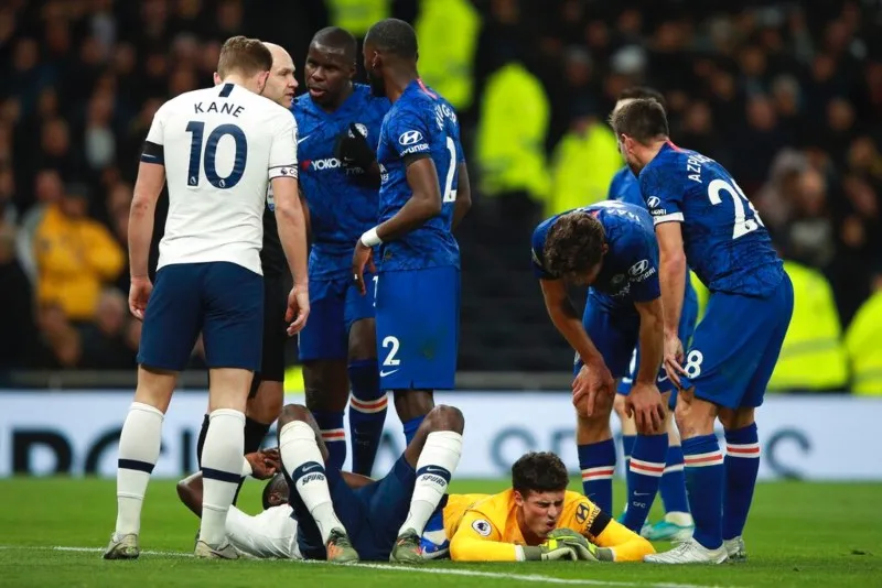 Kepa Arrizabalaga se lamenta en el césped