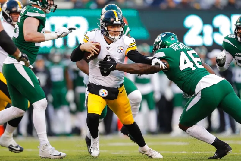 AP Devlin Hodges, en acción con los Steelers