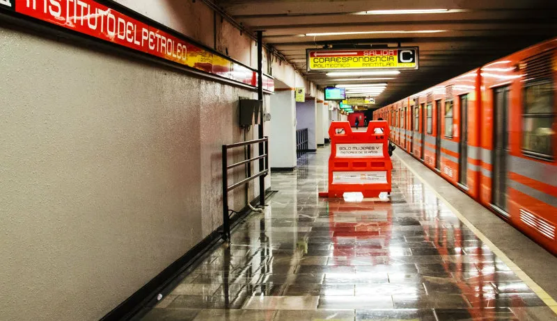 Andén de la estación Instituto del Petróleo en el Metro CDMX