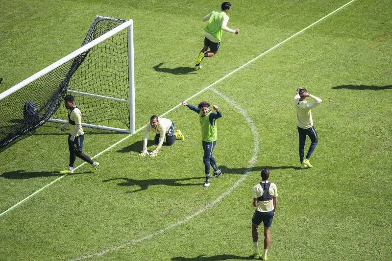 MEXSPORT Memo Ochoa celebra su gol en el Azteca