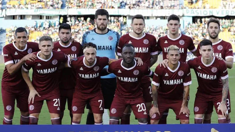 TWITTER @CLUBLANUSOFICIAL Moreno (parte superior izquierda) posa previo a un duelo