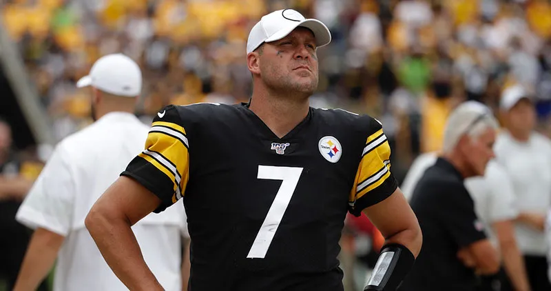 Ben Roethlisberger, en las laterales durante un juego con Pittsburgh