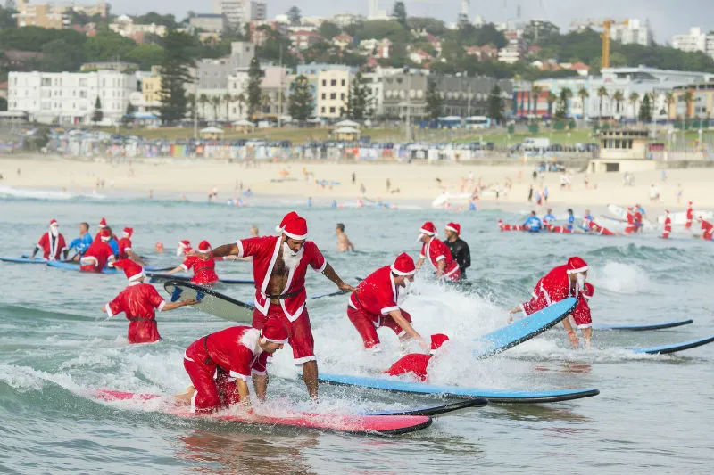 AP Santas surfeando en playas de Estados Unidos