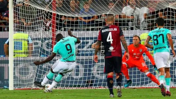 EFE Romelu Lukaku cobrando un penal ante Genao