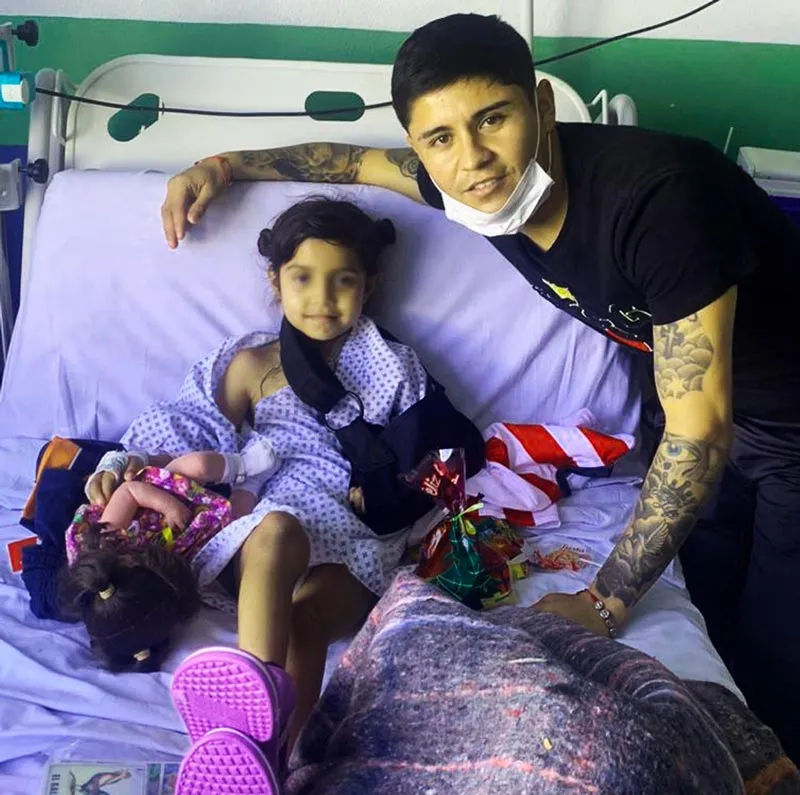 FACEBOOK @JuntosVsTodoFace El jugador de Chivas con la pequeña aficionada