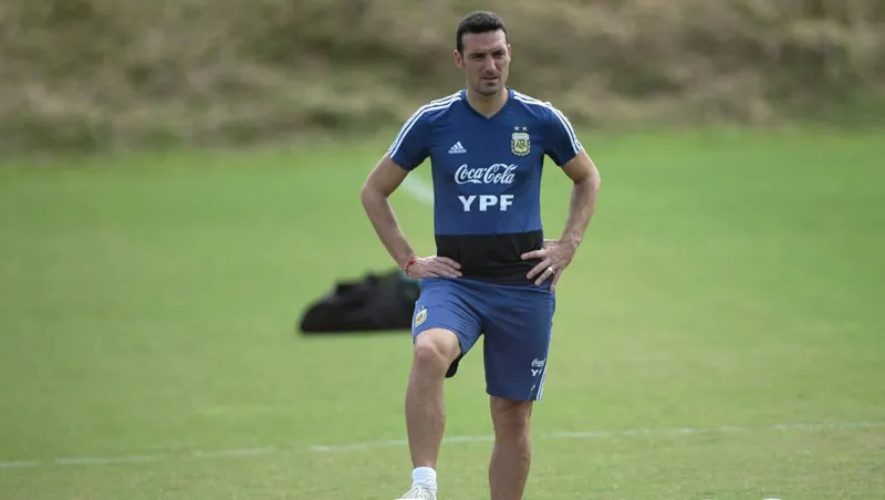 EFE Scaloni durante un entrenamiento de la selección Argentina
