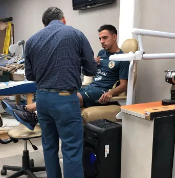 Jesús Escoboza realizando los exámenes médicos