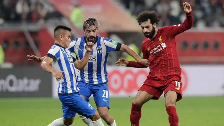 AP Salah disputa un balón con Rodríguez y Pizarro