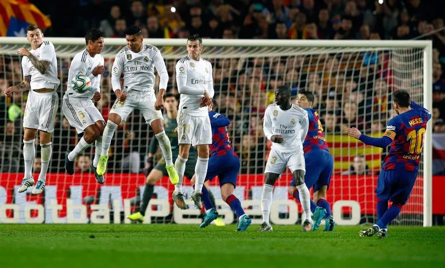 EFE Messi cobra un tiro libre contra Real Madrid