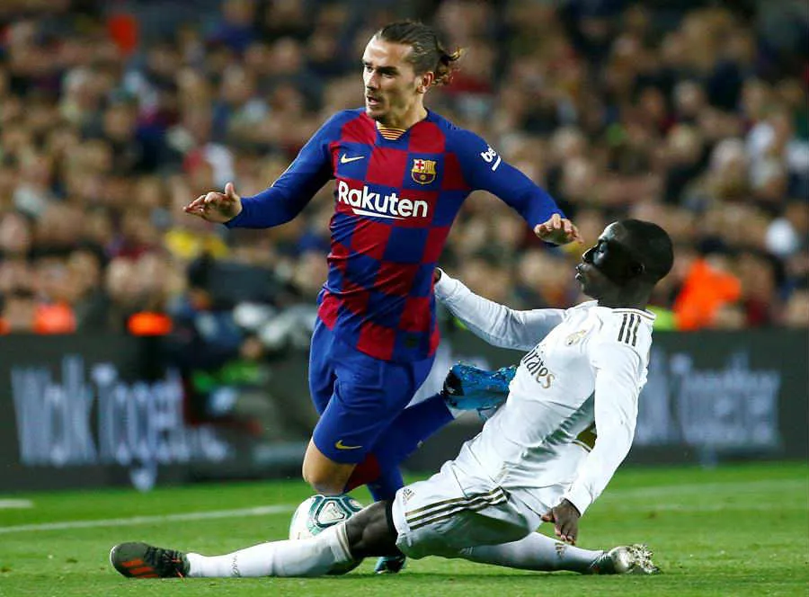EFE Griezmann cae en el clásico ante una barrida de Mendy