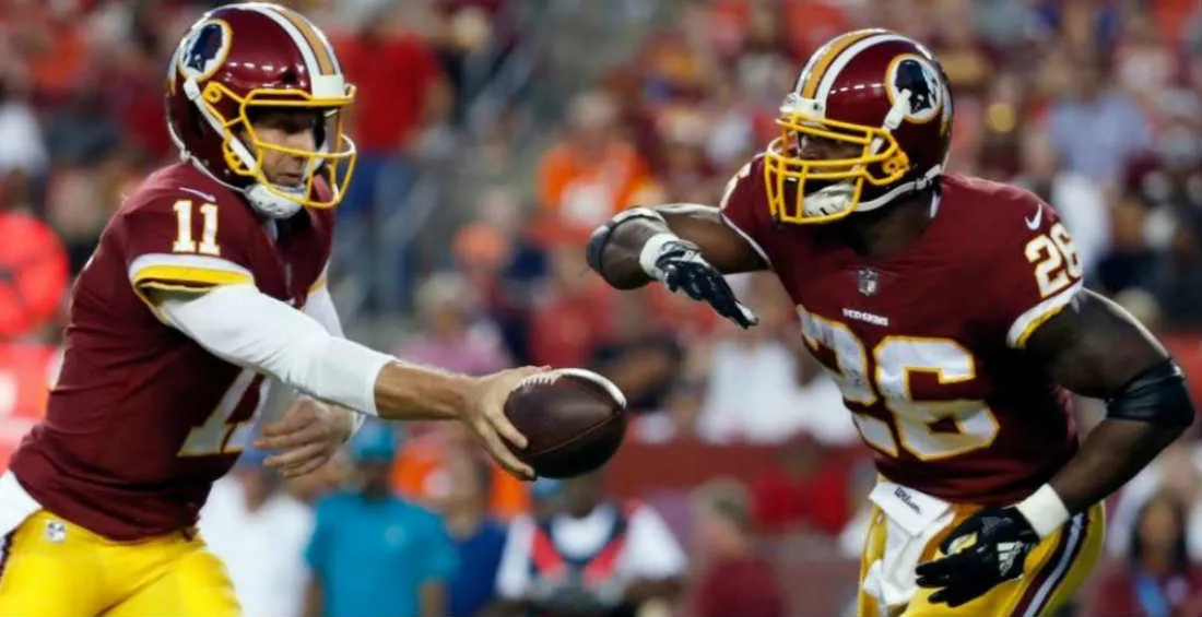 Alex Smith le entrega el ovoide a Peterson