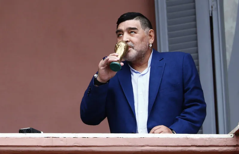 AP Diego Maradona en el balcón rosado