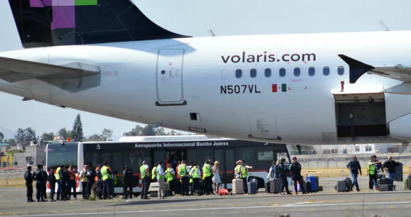 Avión de Volaris aterrizando en AICM