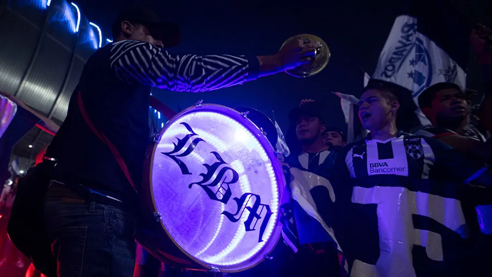 MIGUEL PONTÓN Con tambores alentaron los fans regios a los jugadores de Rayados