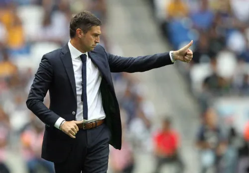 Diego Alonso durante un juego de Rayados