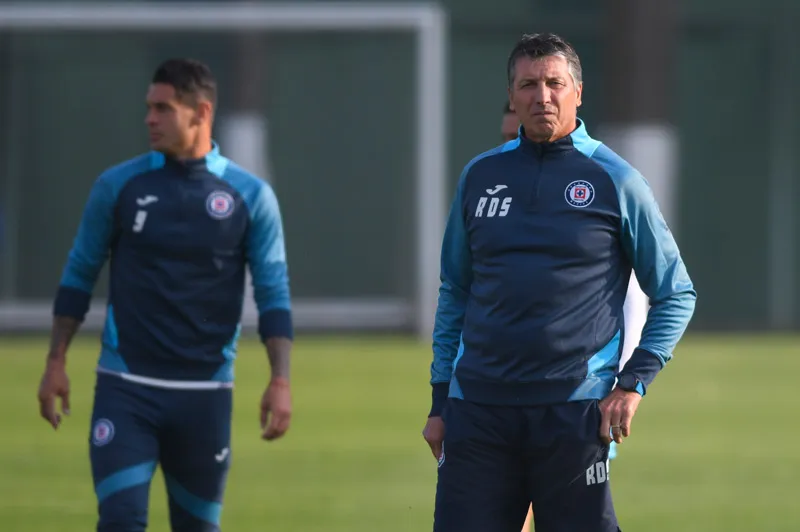 Siboldi en una práctica de Cruz Azul