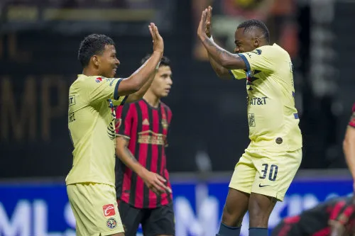 Renato Ibarra y Roger Martínez celebran un gol del América