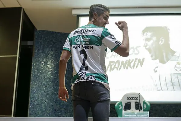 Josecarlos Van Rankin en su presentación con Santos
