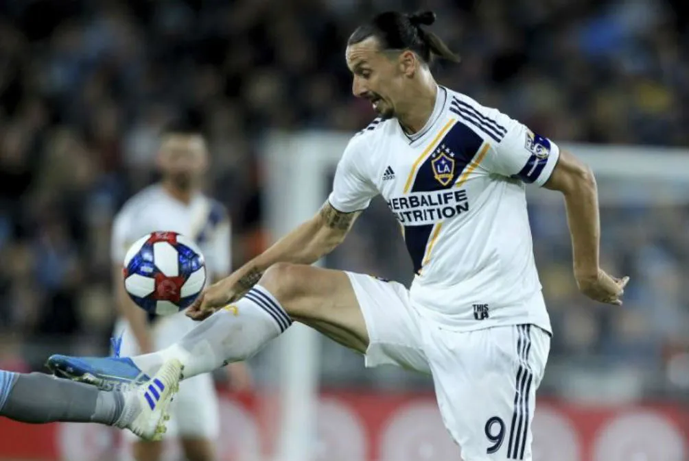 AP Zlatan Ibrahimovic en un juego con LA Galaxy