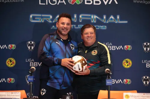 Antonio Mohamed y Miguel Herrera durante el Día de Medios