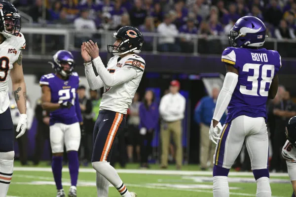 AP Eddy Pineiro en acción ante Vikings