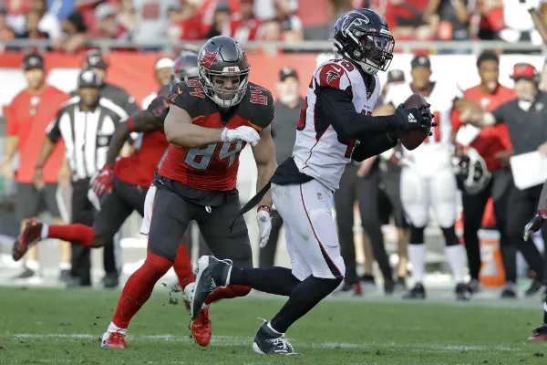 AP Deion Jones interceptando un pase de Jameis Winston