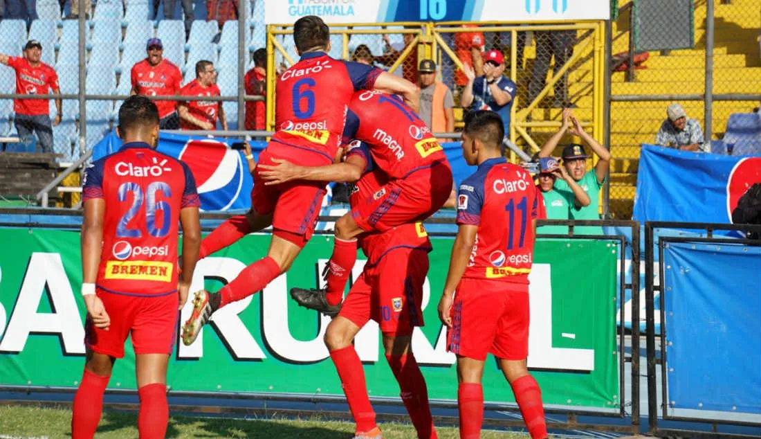Jugadores de Municipal celebrando un gol