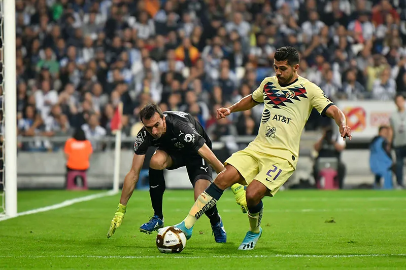 IMAGO7 Marcelo Barovero evita disparo de Martín en la Final de Ida contra América