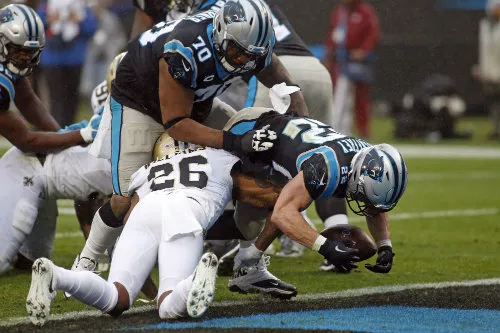 Christian McCaffrey le anota un TD a los Saints