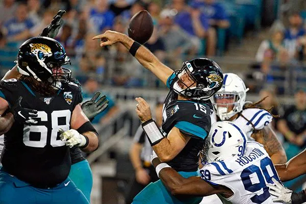 Gardner Minshew en el partido contra Colts