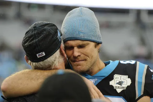AP Greg Olsen abraza a Pete Hoener