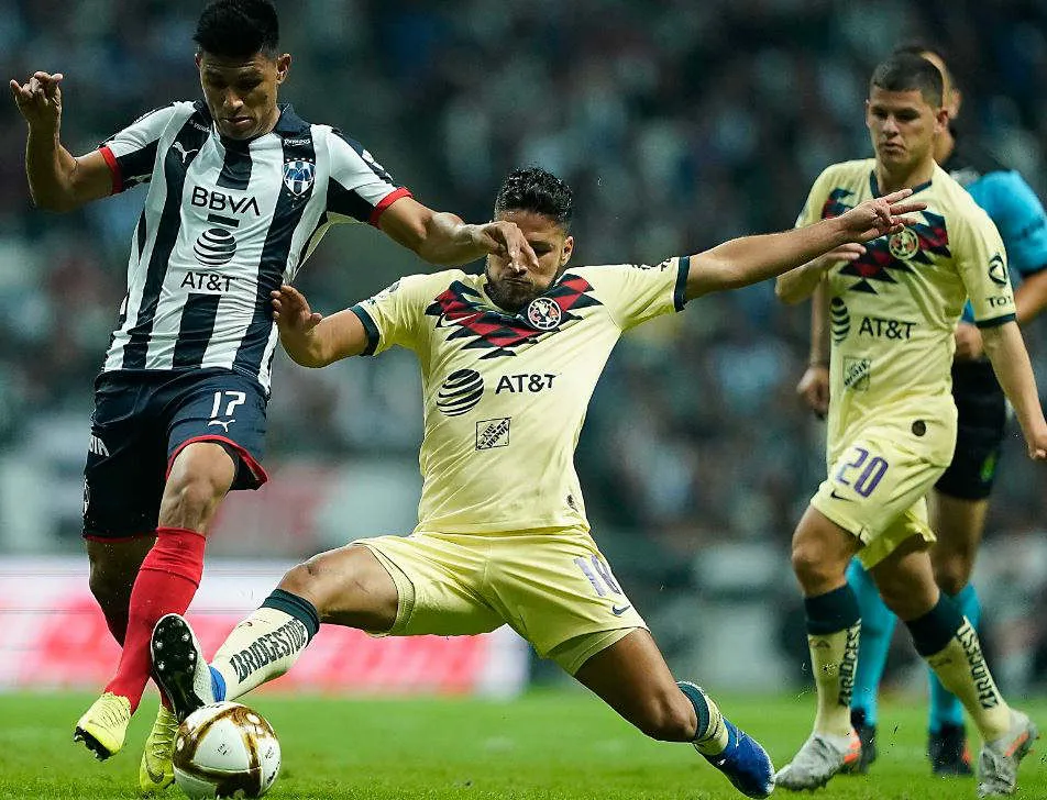 Gallardo lucha por el balón en juego contra América