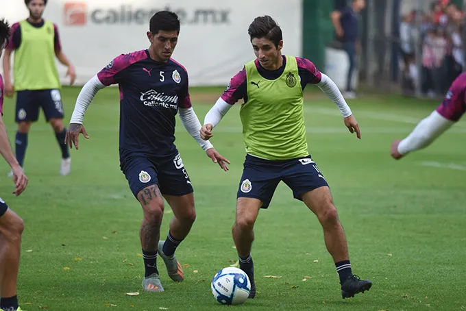 Guzmán pelea el esférico con Brizuela en un entrenamiento