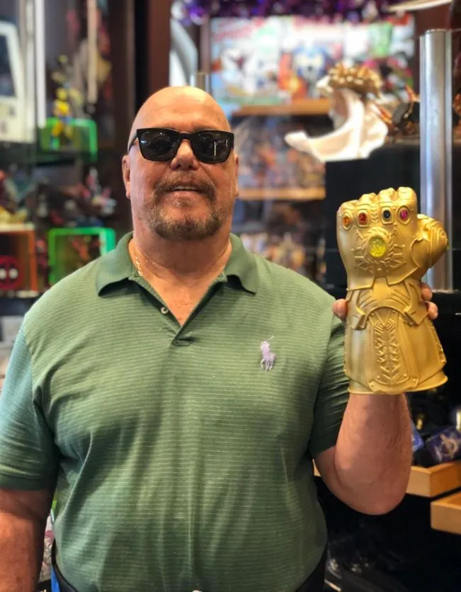 TWITTER@PERROBERMUDEZ_ Bermúdez también conocido como 'Perrothanos', presume el guante del villano de Marvel