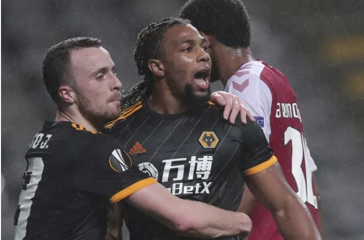 Adama Traoré en celebración de una anotación