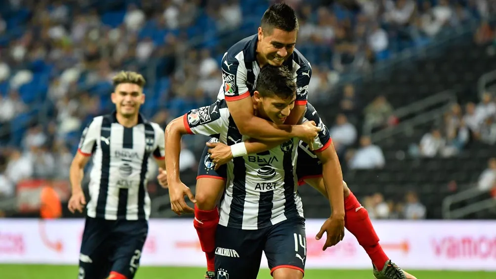 Zaldívar fetesja una anotación con los Rayados