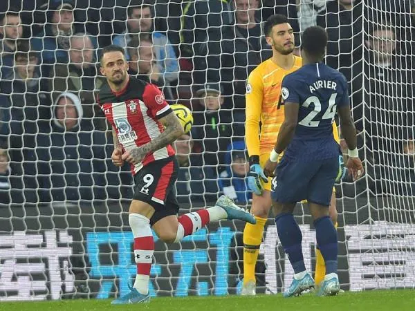 Danny Ings tras abrir el marcador frente a Tottenham