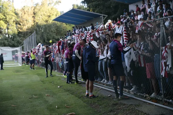 Jugadores de Chivas firmando autógrafos