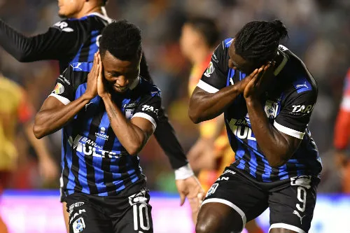 MEXSPORT Clifford Abogaye y Ake Loba festejan un gol con Gallos