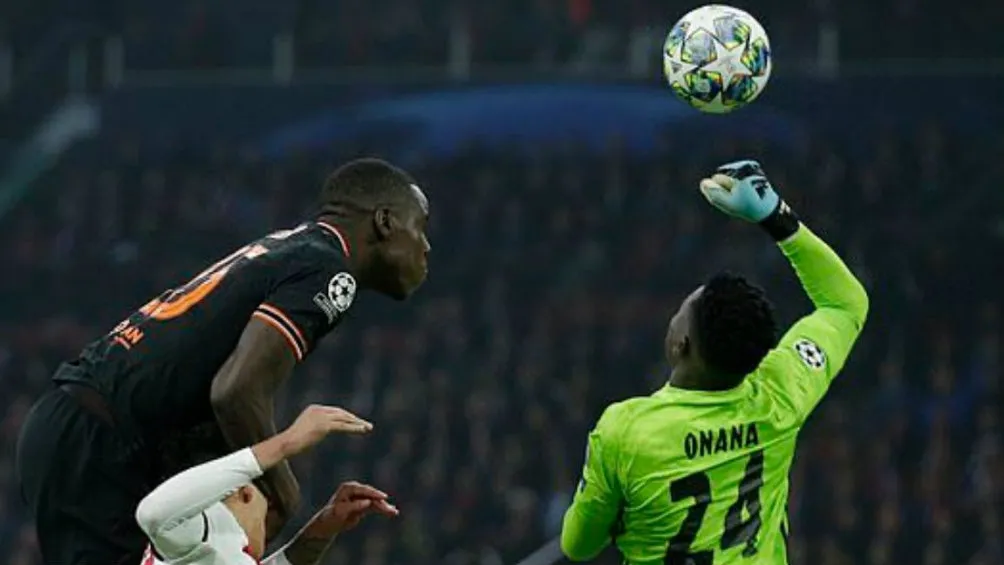 Onana corta un balón en un juego de Champions