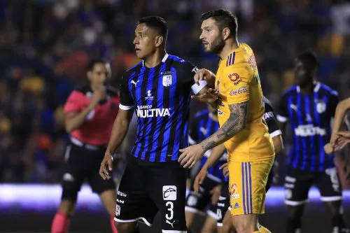 IMAGO7 Luis Romo marcando a André-Pierre Gignac