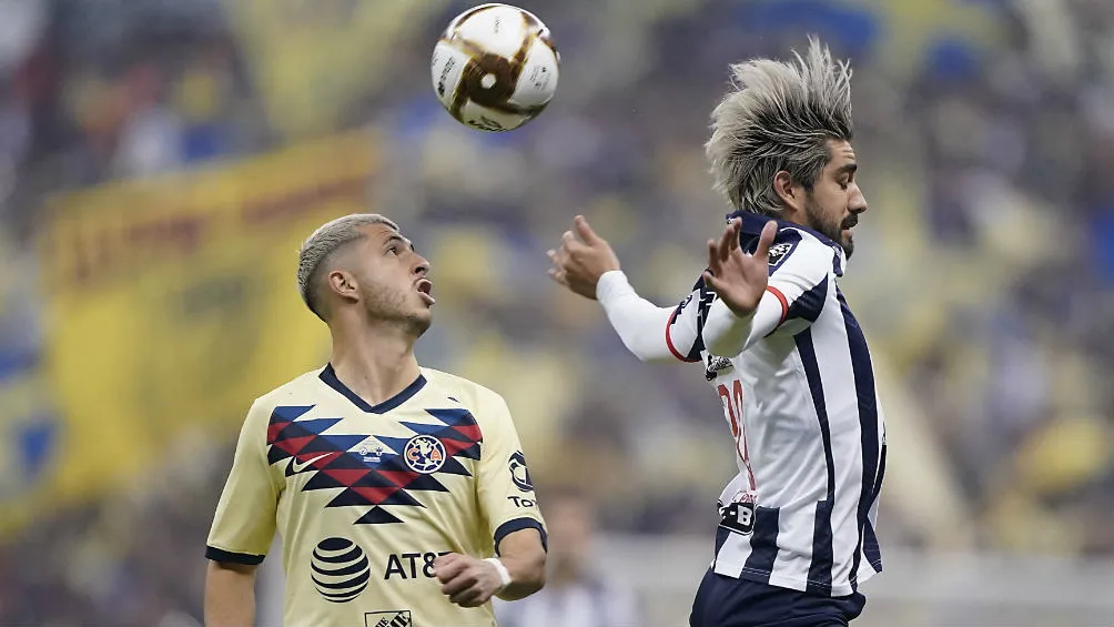 Guido disputa un balón con Pizarro