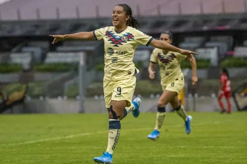MEXSPORT Lucero Cuevas festeja un gol con América