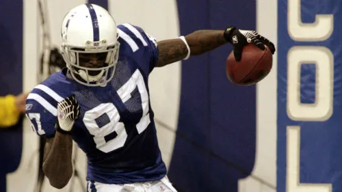 Reggie Wayne celebra una anotación con los Colts