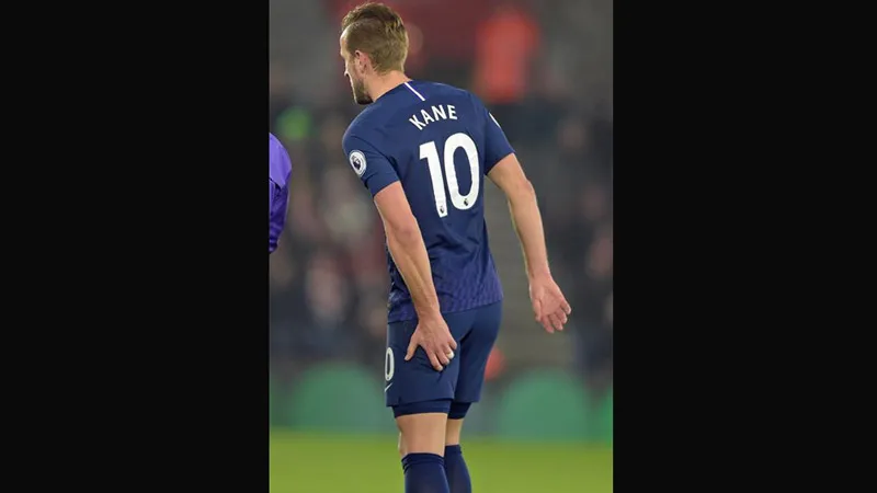 Harry Kane se toca la pierna tras lesionarse