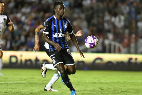 Ake Loba durante un partido del Querétaro